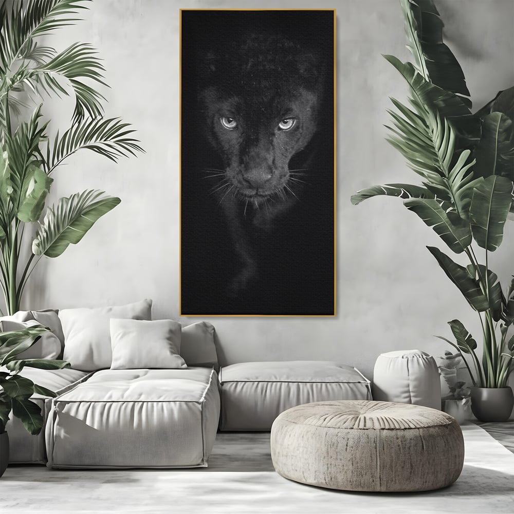 Tablou canvas cu tablou canvas cu pantera neagra, in rama de aluminiu auriu, pe perete intr-un living